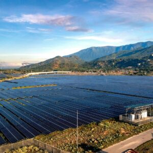Große PV-Anlage auf einem Feld in der nähe eines Gebirge