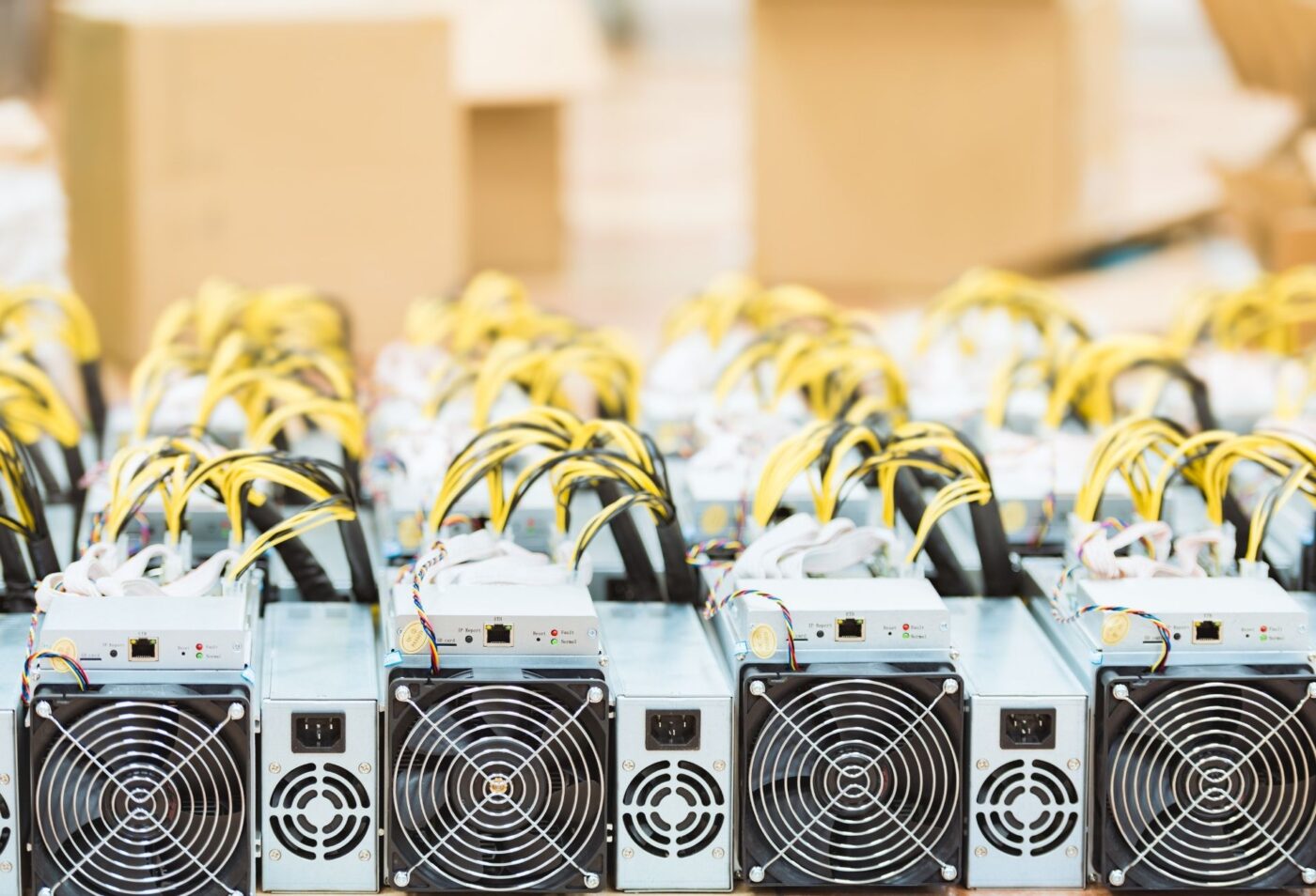 viele verbundene und angeschlossenen Bitcoinminer in einer hellen Umgebung