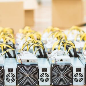 viele verbundene und angeschlossenen Bitcoinminer in einer hellen Umgebung
