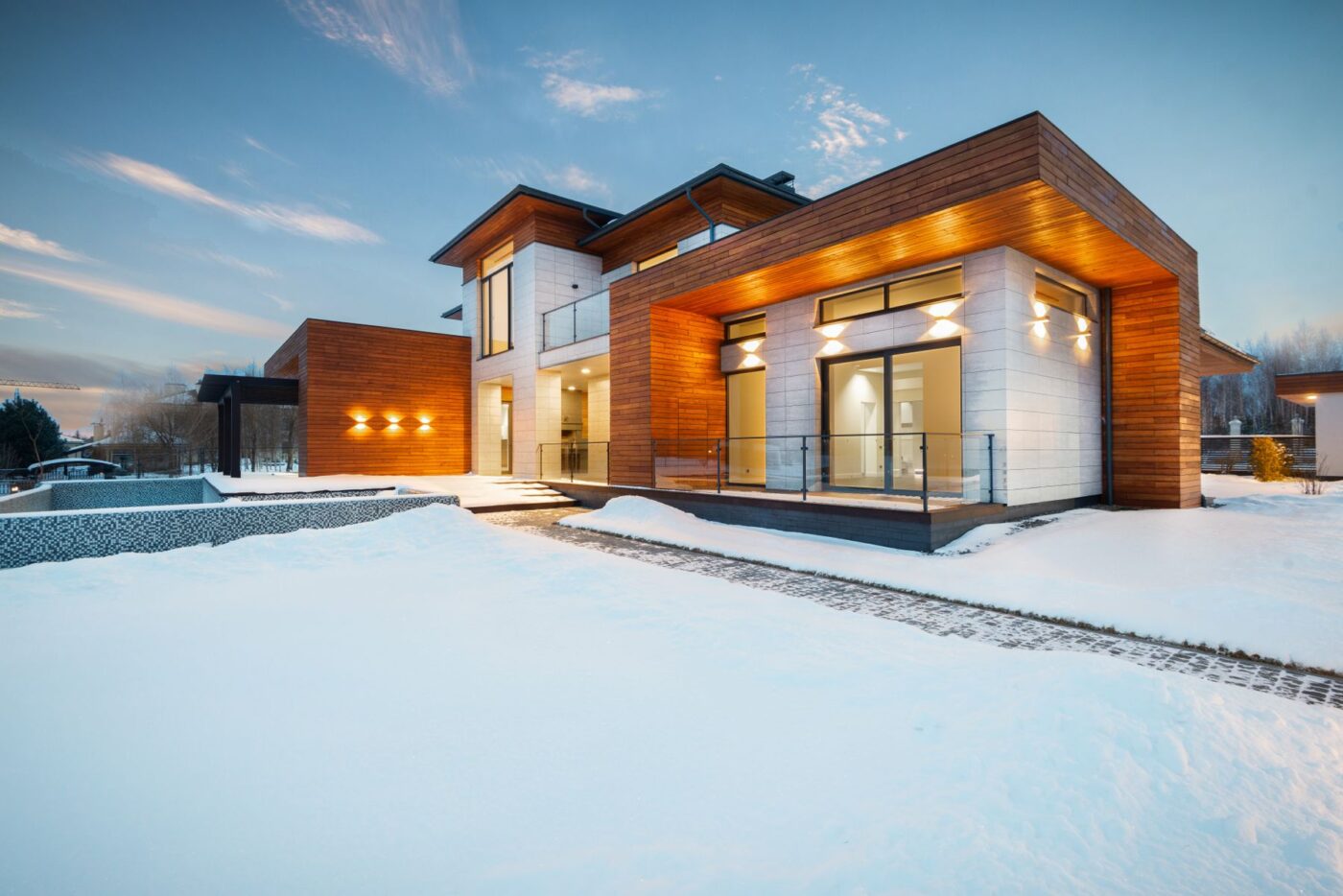 Warm beleuchtetes modernes Haus im verschneiten Winter