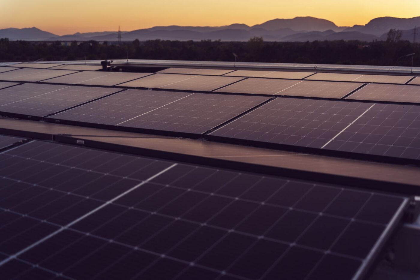 Photovoltaikanlage bei Sonnenuntergang