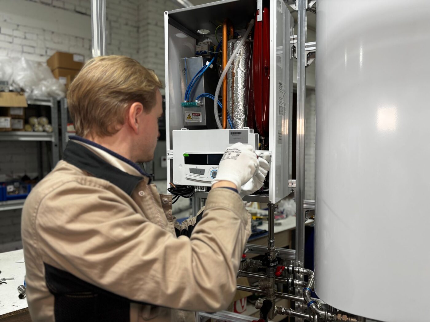 Techniker arbeitet an einer Heizungsanlage